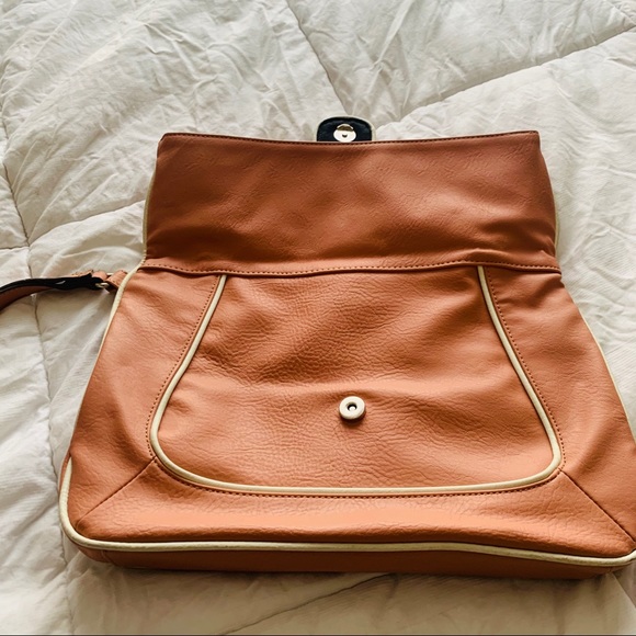 Large and spacious clutch - Picture 4 of 4